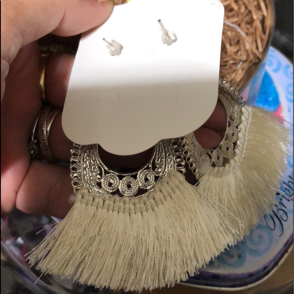 ❤️💚Gorgeous Fashion Feather & Silver Danglers❤️💚 - Picture 8 of 9